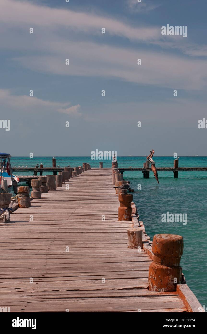 Ein Liebespaar springen vom Pier ins Meer, Karibisches Meer, Mexiko, Cancun Stockfoto
