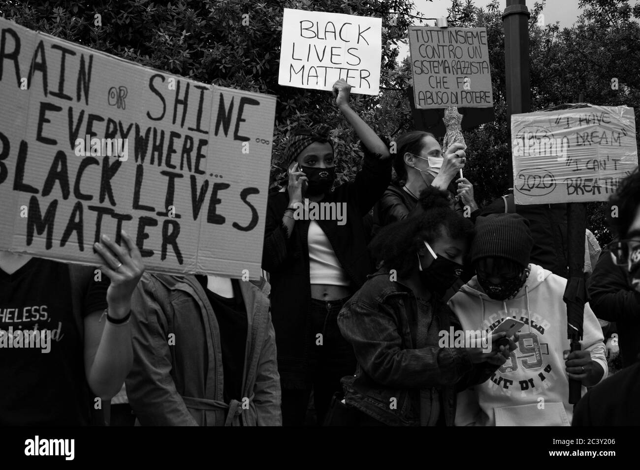 Demonstranten halten Plakate "Black Lives Matter", "Rain or Shine Everywhere BlackLivesMatter"during die Protestversammlung in Solidarität mit BLM Bewegung. Stockfoto