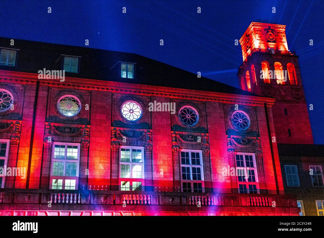 Mülheim an der Ruhr, Deutschland. 22. Juni 2020. Rathaus und Rathausturm sind in rotes Licht getaucht. "Night of Light" ist nicht nur ein Appell an die Politik, sondern auch ein Hilferuf, die Unterhaltungsindustrie zu retten, da alle Großveranstaltungen wegen der Coronavirus / COVID-19 Krise verboten sind. In der Nacht vom 22. Auf den 23. Juni 2020 werden viele deutsche Gebäude mit rotem Licht beleuchtet, um die dramatische Situation dieser Branche zu sensibilisieren. Foto: 51North/Alamy Live News Stockfoto