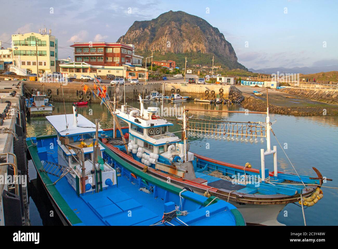 Sanbangsan Berg und Sagye-ri Hafen auf Jeju Insel Stockfoto