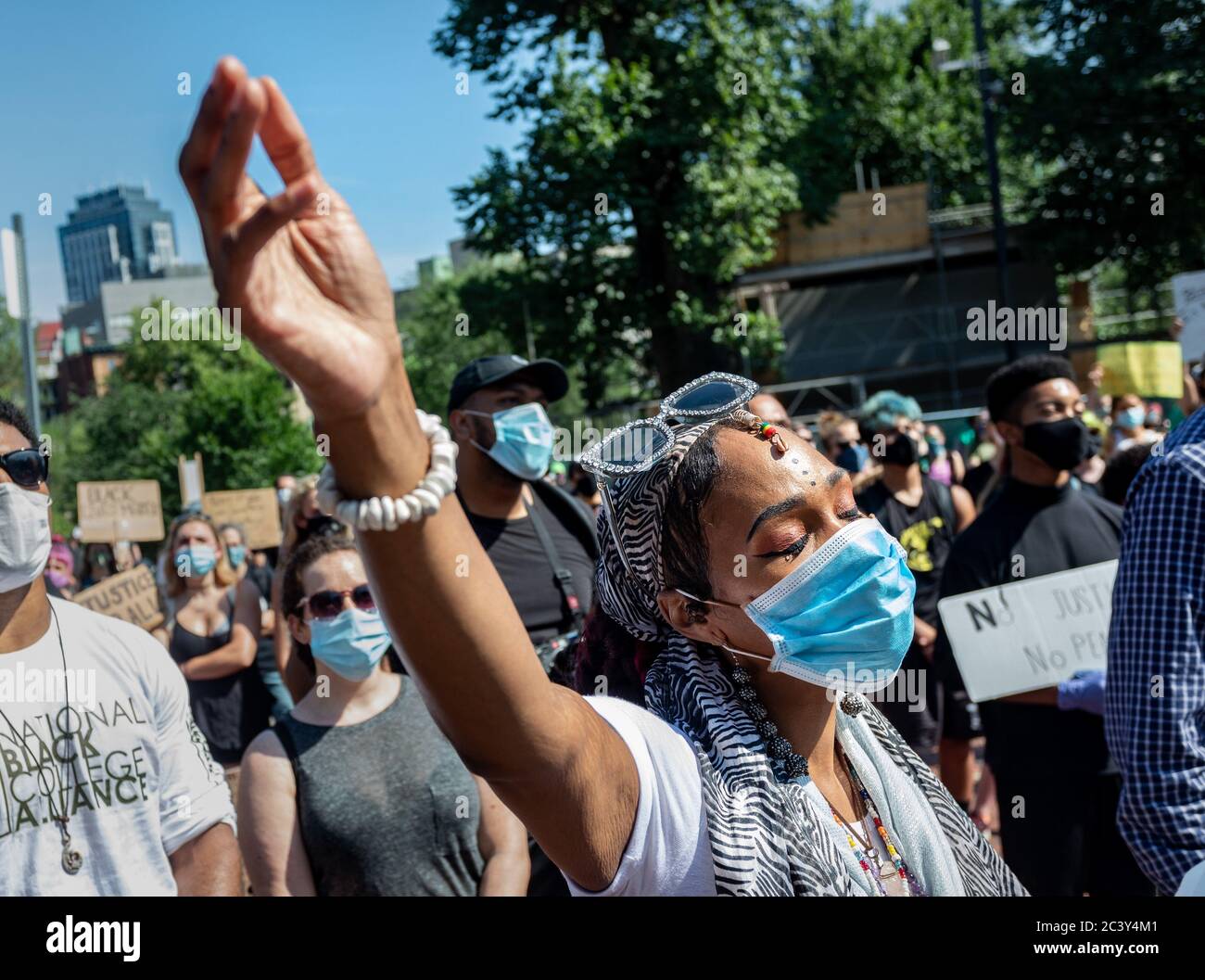 22. Juni 2020, Boston, Massachusetts, USA: Ein Protestler vergießt eine Träne während einer Kundgebung in Black Lives Matter als Reaktion auf den Tod von Rayshard Brooks und gegen Polizeibrutalität und Rassismus in Boston. Quelle: Keiko Hiromi/AFLO/Alamy Live News Stockfoto