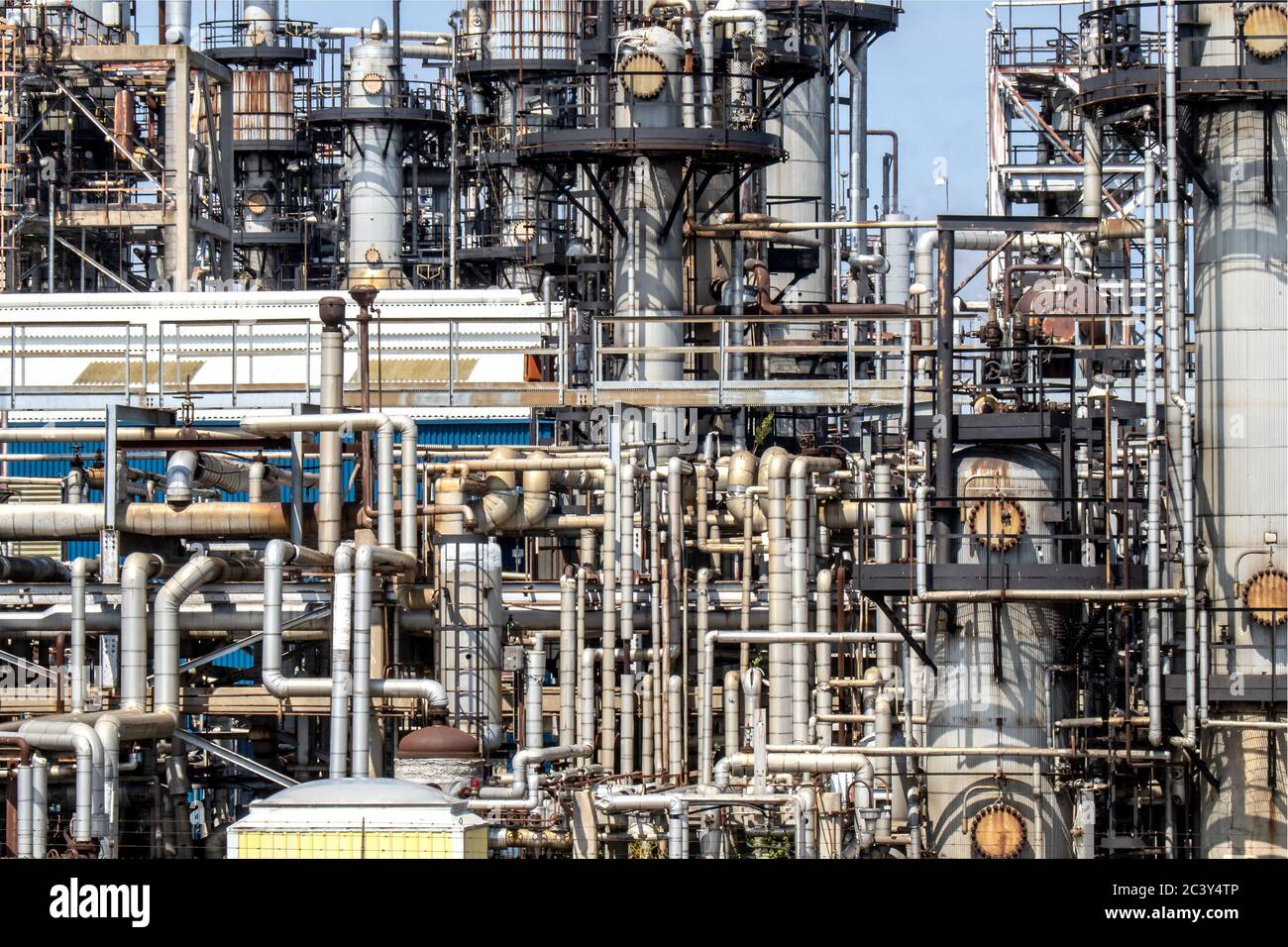 Rohre und Risse von Petro Chemical Raffinerie stehen vor einem blauen Himmel Stockfoto