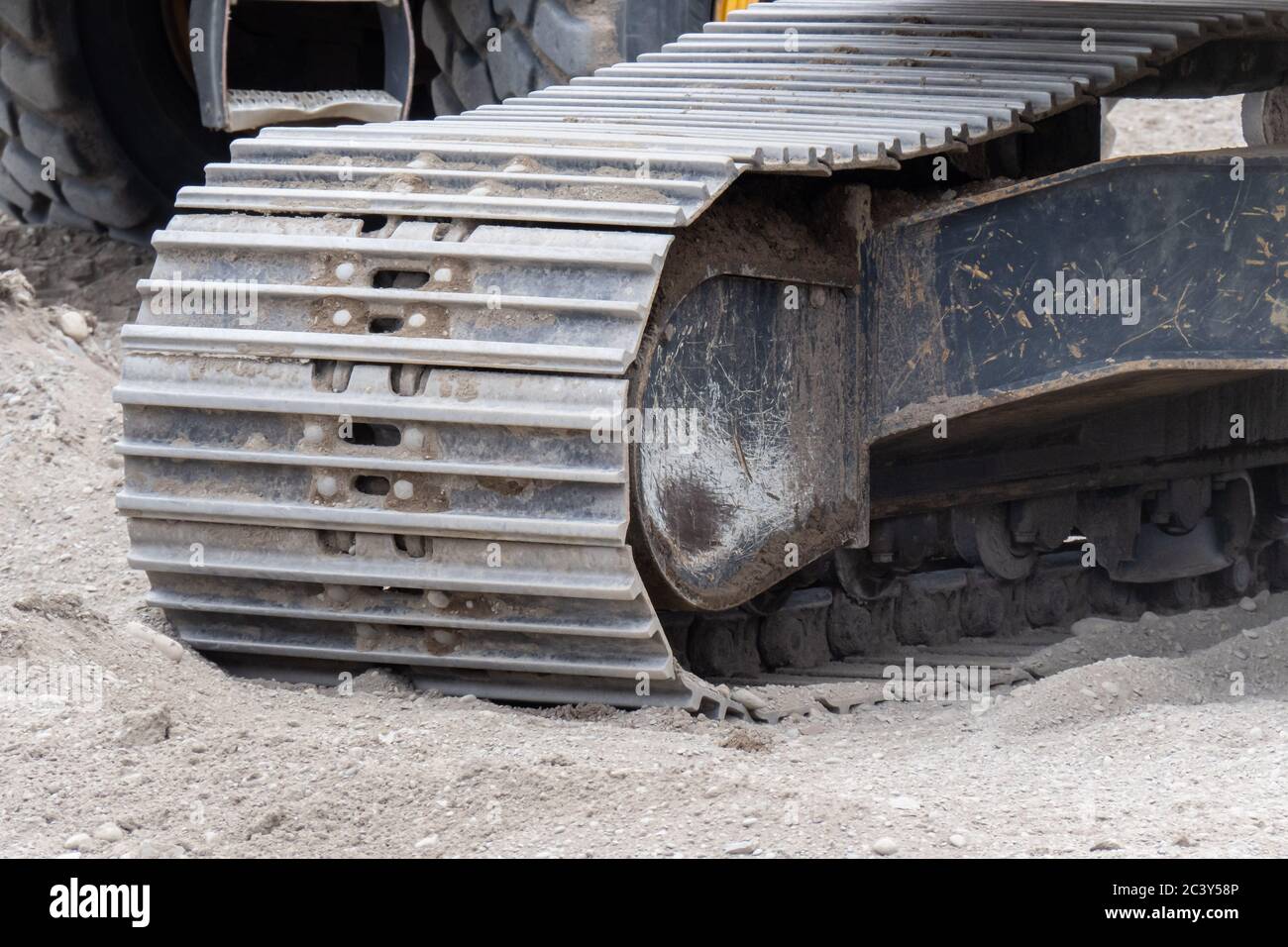 Detail eines schweren Stahl Raupenprofils aus einem Baubagger Stockfoto