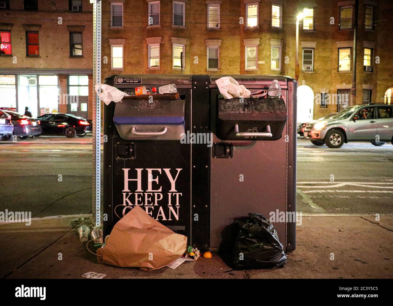 Überfließende Mülltonnen in Boston Stockfoto
