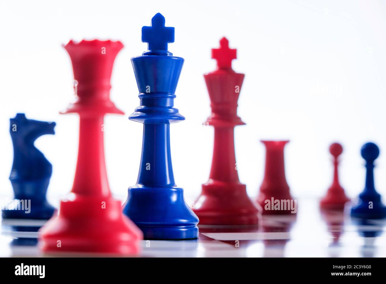 Studioaufnahme von roten und blauen Schachfiguren, die uns symbolisieren Demokratische und republikanische Parteien Stockfoto