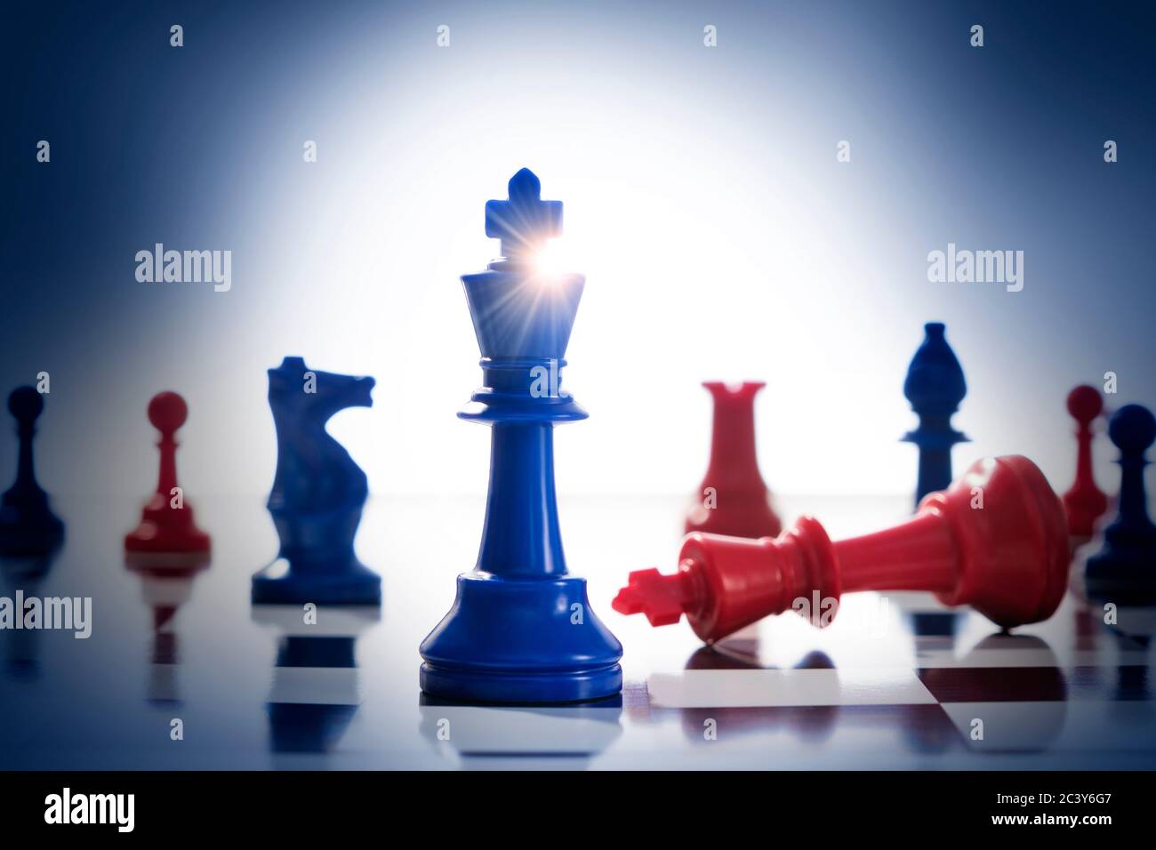Studioaufnahme von roten und blauen Schachfiguren, die uns symbolisieren Demokratische und republikanische Parteien Stockfoto