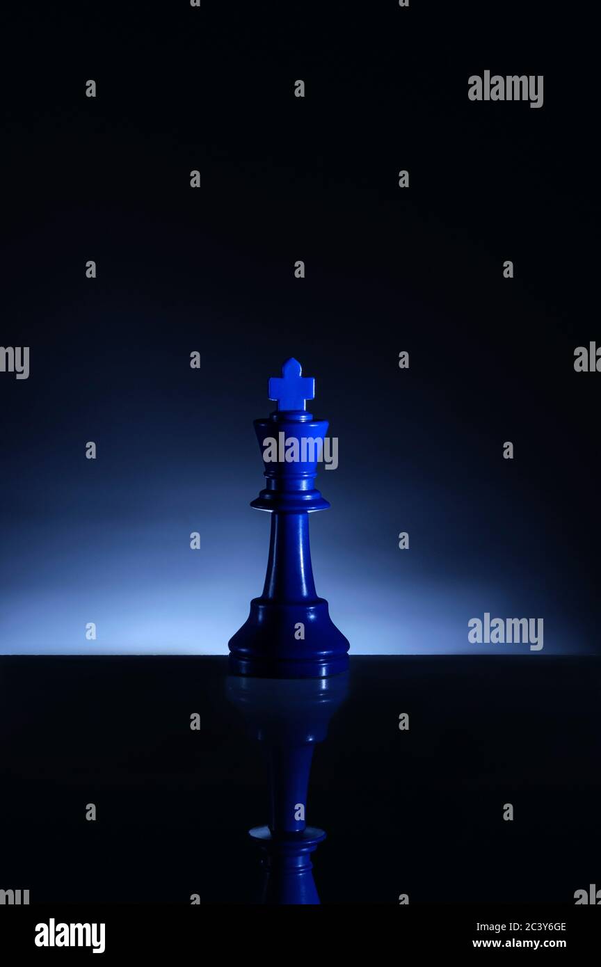 Studioaufnahme des blauen Schachkönigs Stockfoto