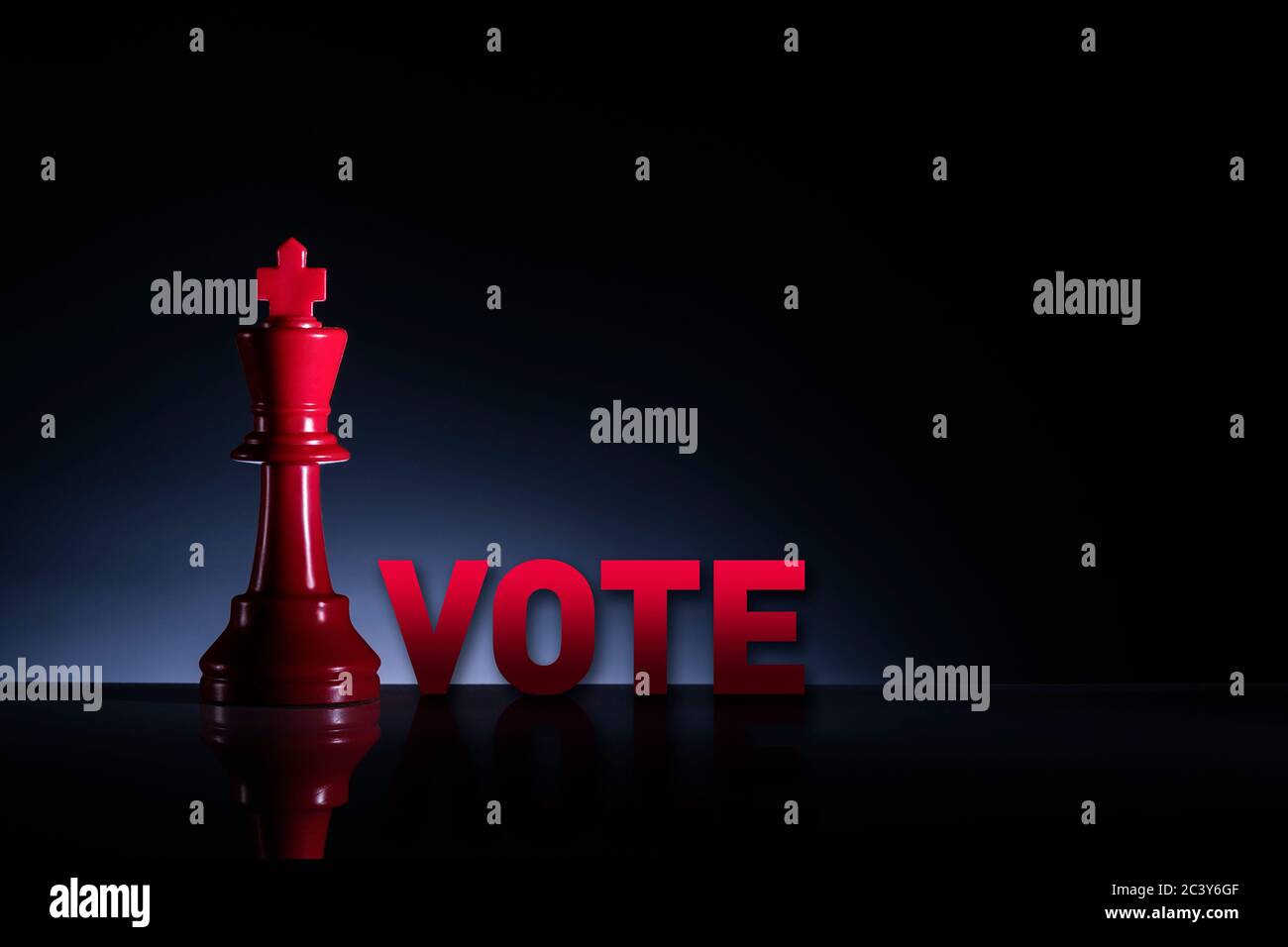 Studioaufnahme des roten Schachkönigs mit Wort Vote Stockfoto