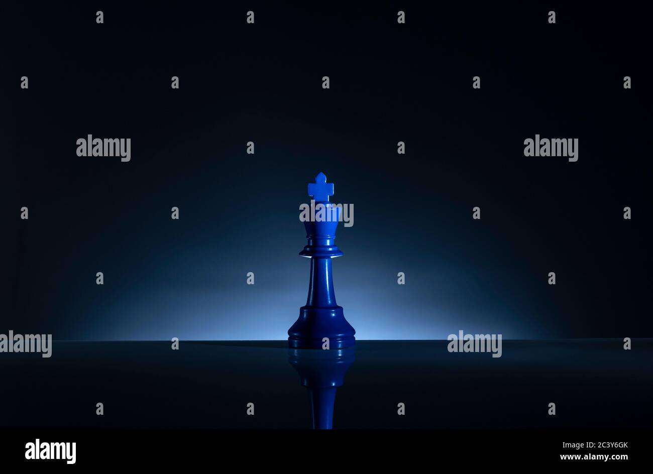 Studioaufnahme des blauen Schachkönigs Stockfoto