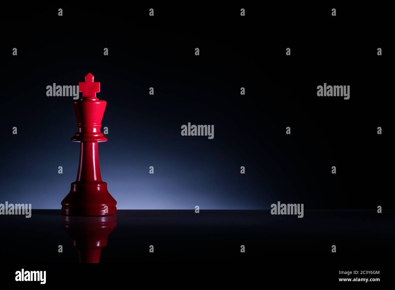Studioaufnahme des roten Schachkönigs Stockfoto