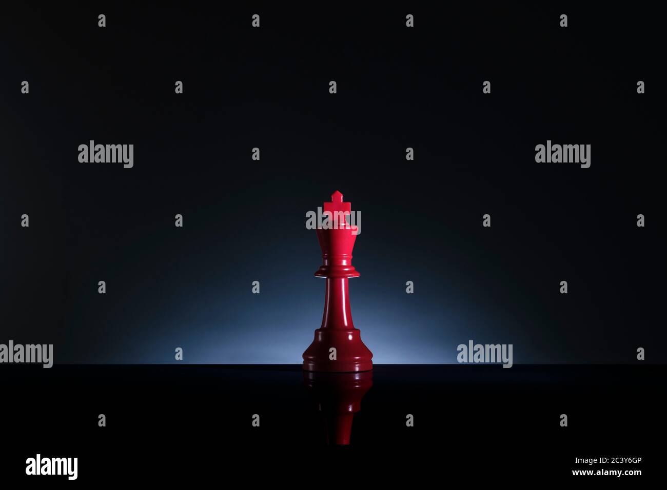 Studioaufnahme des roten Schachkönigs Stockfoto