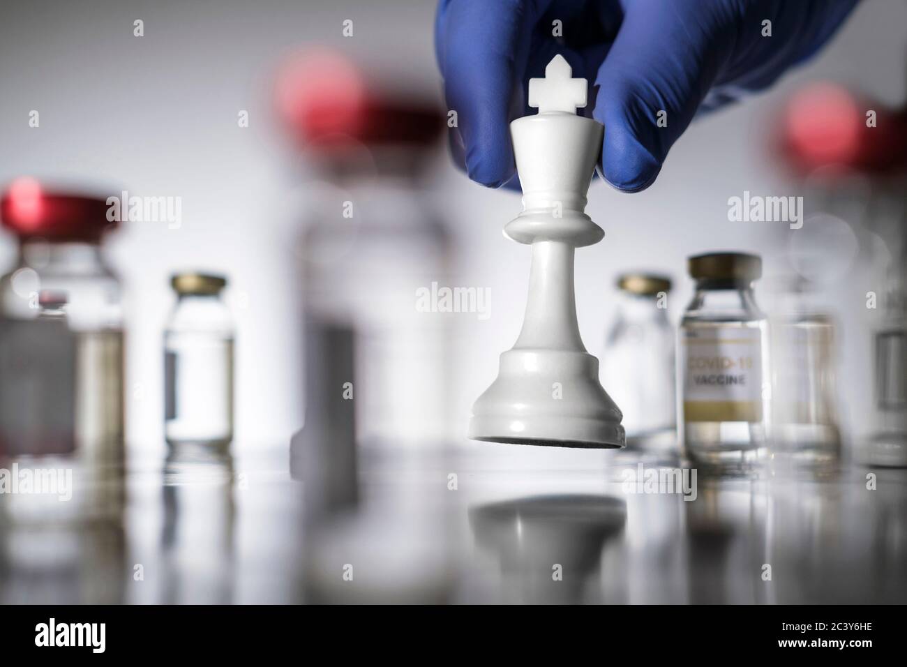 Schachkönig und Laborfläschchen Stockfoto