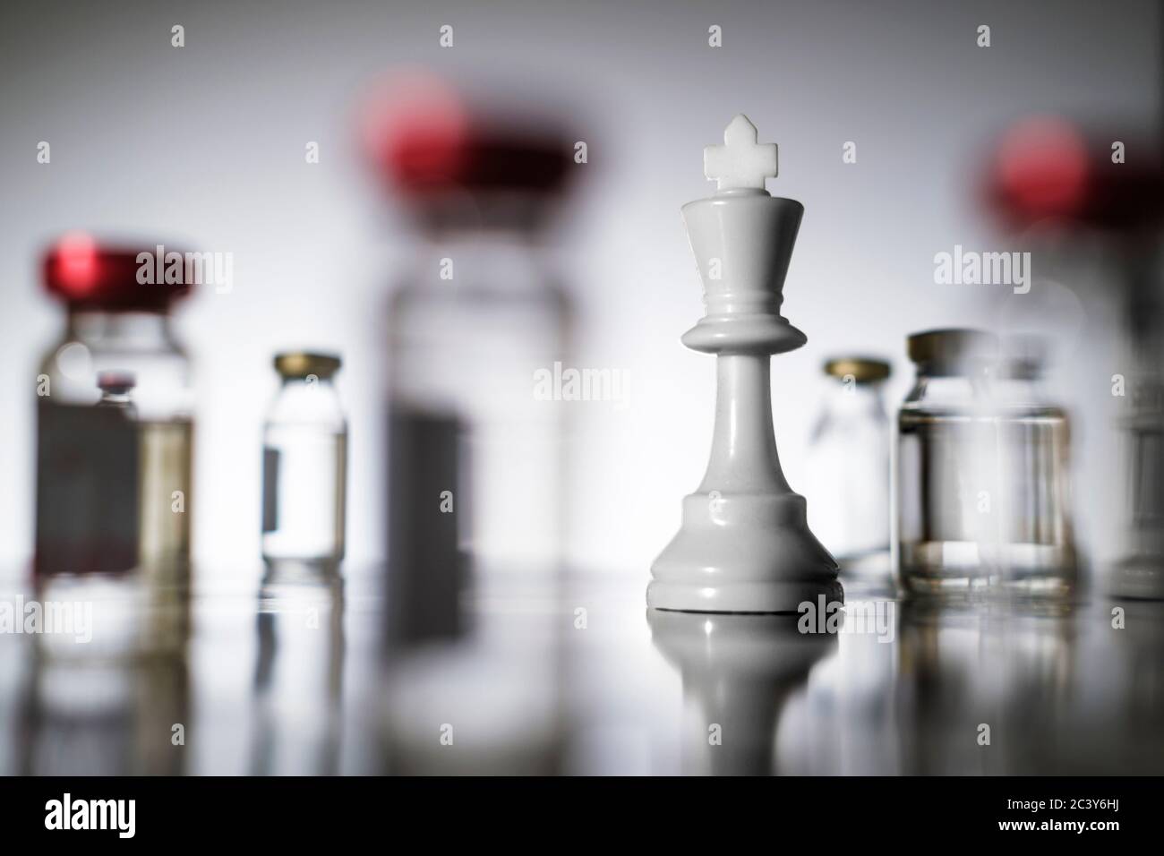 Schachkönig und Laborfläschchen Stockfoto