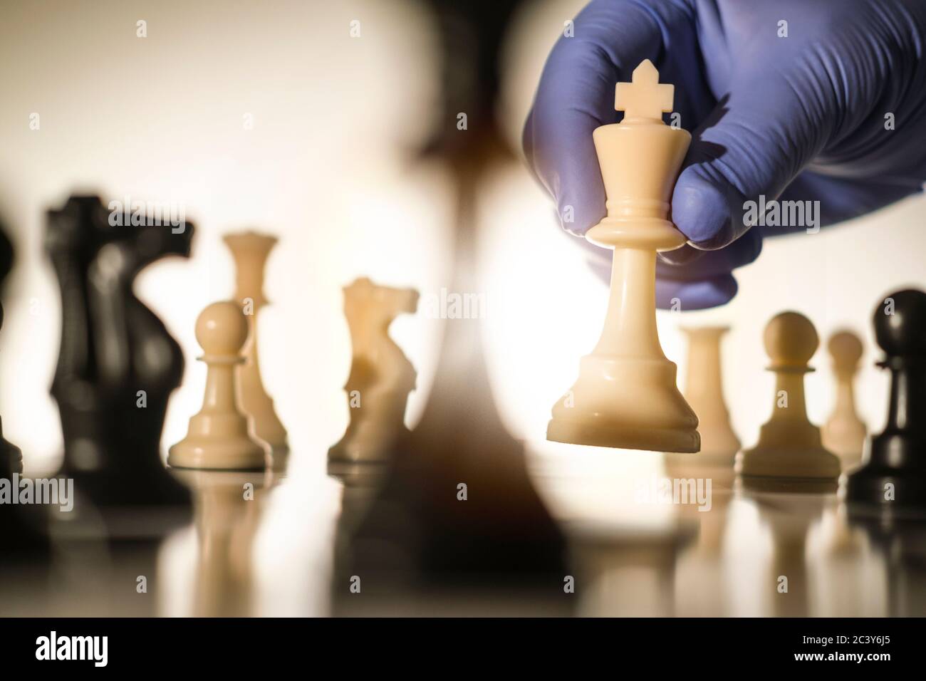 Schachkönig in Handschuhen Stockfoto