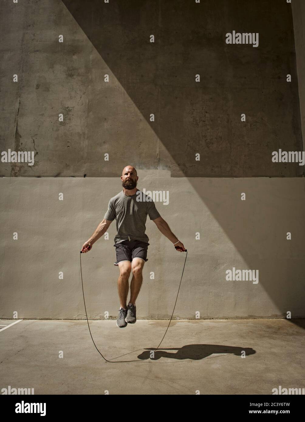 Mann mit Seilspringen trainieren Stockfoto