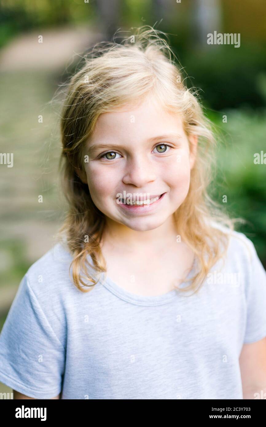 Porträt eines lächelnden Mädchens (8-9) Stockfoto
