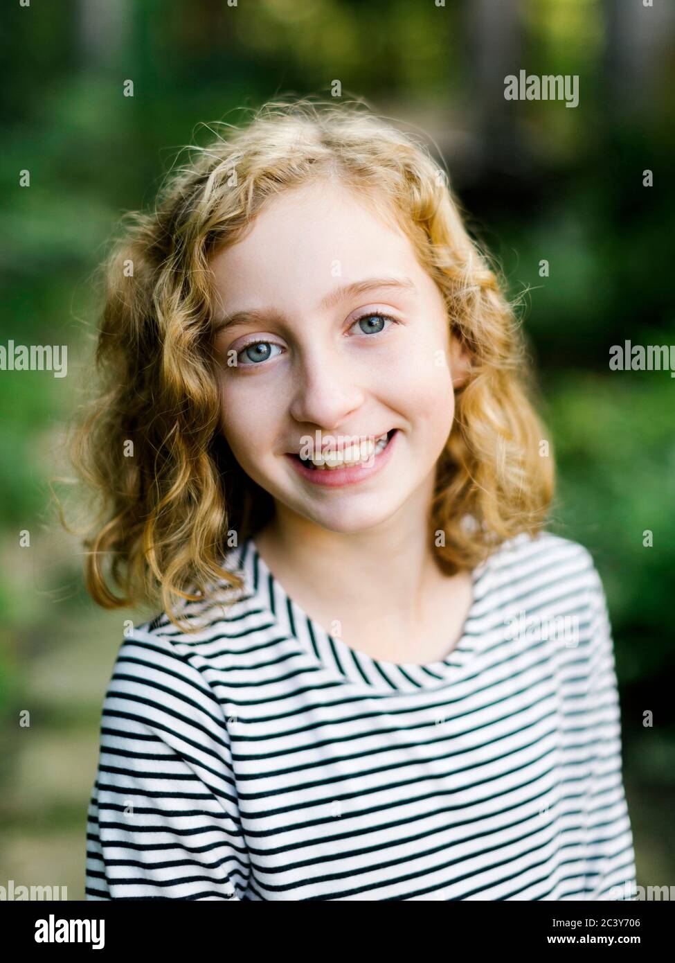 Porträt von lächelndes Mädchen (12-13) Stockfoto