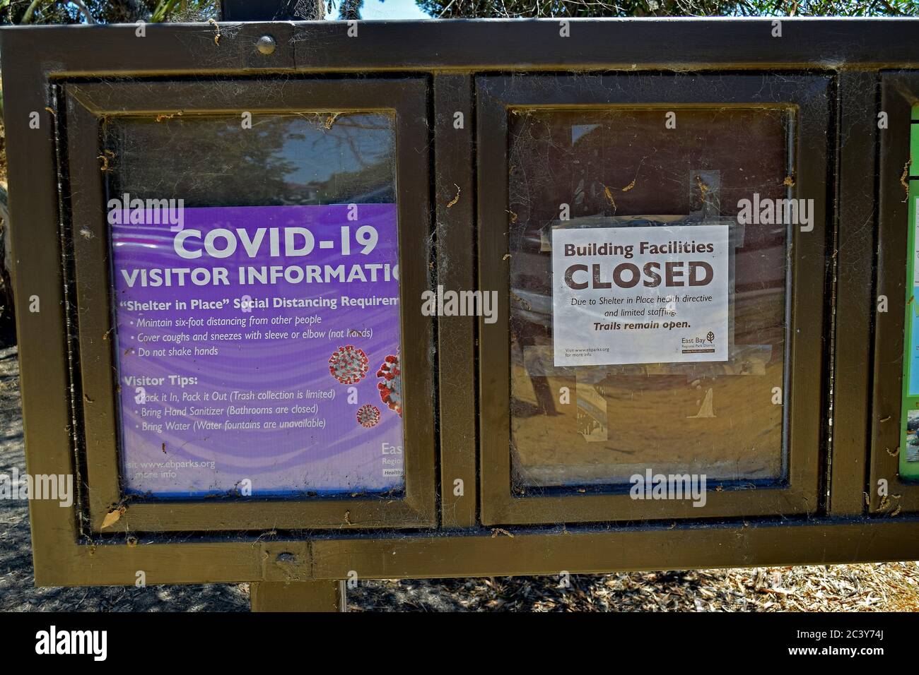 Covid-19 Besucherinformationen und Gebäude geschlossen, Wanderwege offen bleiben, Alameda Creek Regional Trail Stables Staging Area, Kalifornien Stockfoto
