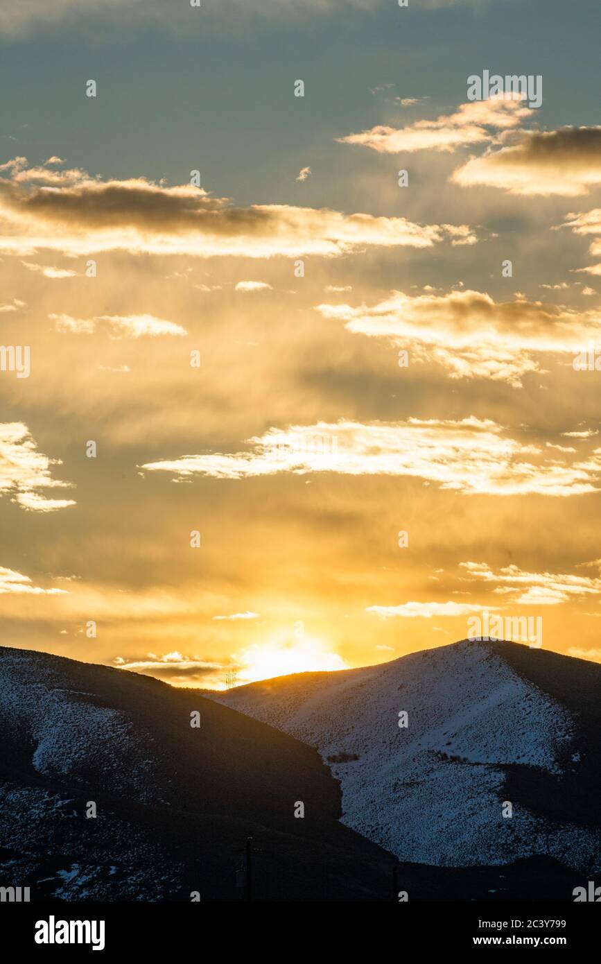 USA, Idaho, Sun Valley, Sonnenaufgang über schneebedeckten Bergen Stockfoto