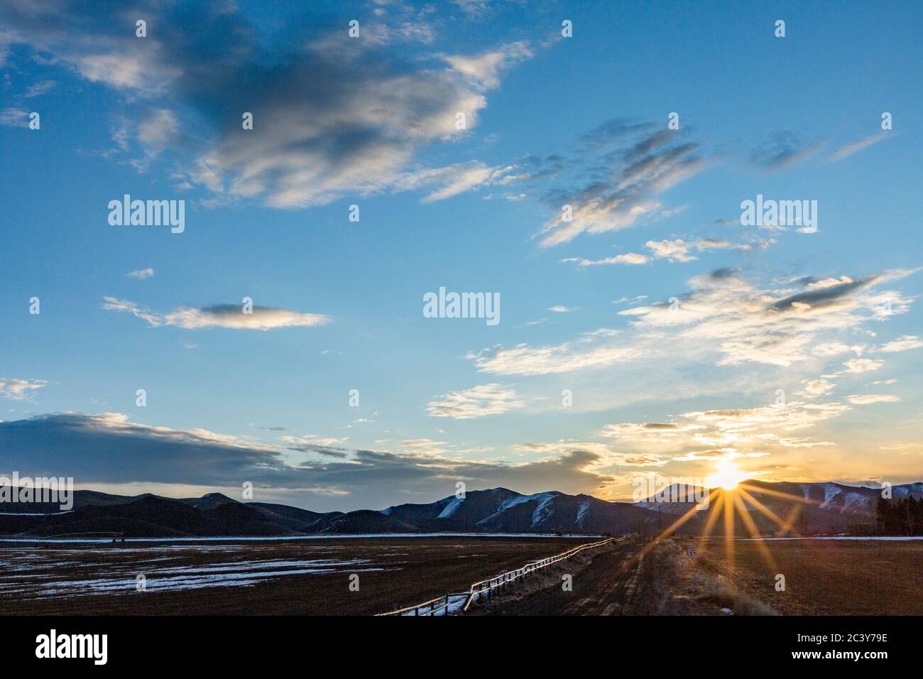 USA, Idaho, Sun Valley, Sonnenaufgang über den Bergen Stockfoto