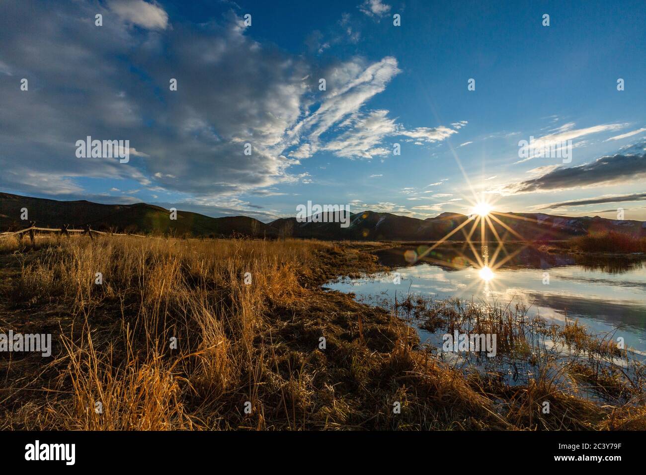 USA, Idaho, Sun Valley, Sonnenaufgang über den Bergen Stockfoto