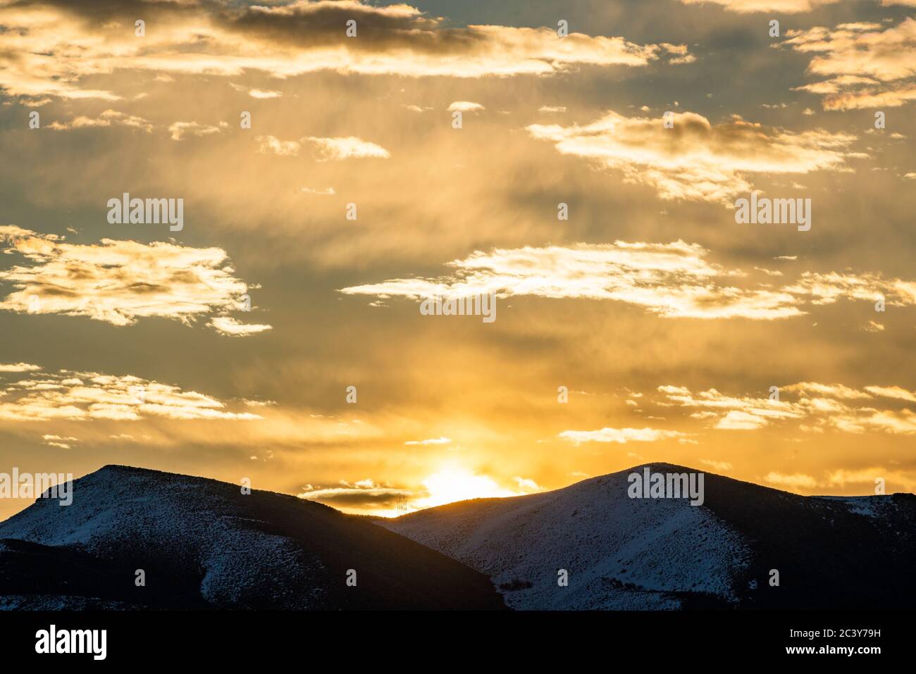 USA, Idaho, Sun Valley, Sonnenaufgang über schneebedeckten Bergen Stockfoto