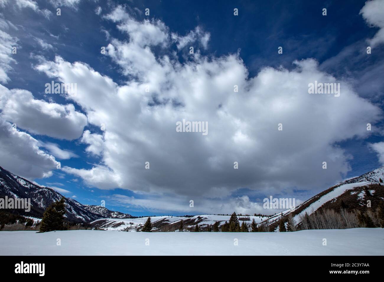 USA, Idaho, Sun Valley, Wolken über verschneiten Bergen Stockfoto