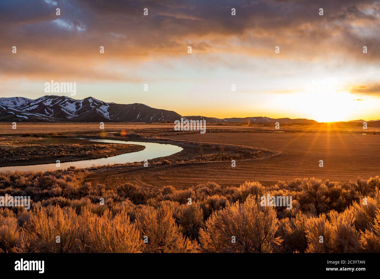 USA, Idaho, Picabo, Sonnenuntergang über Ebene und Bergkette Stockfoto