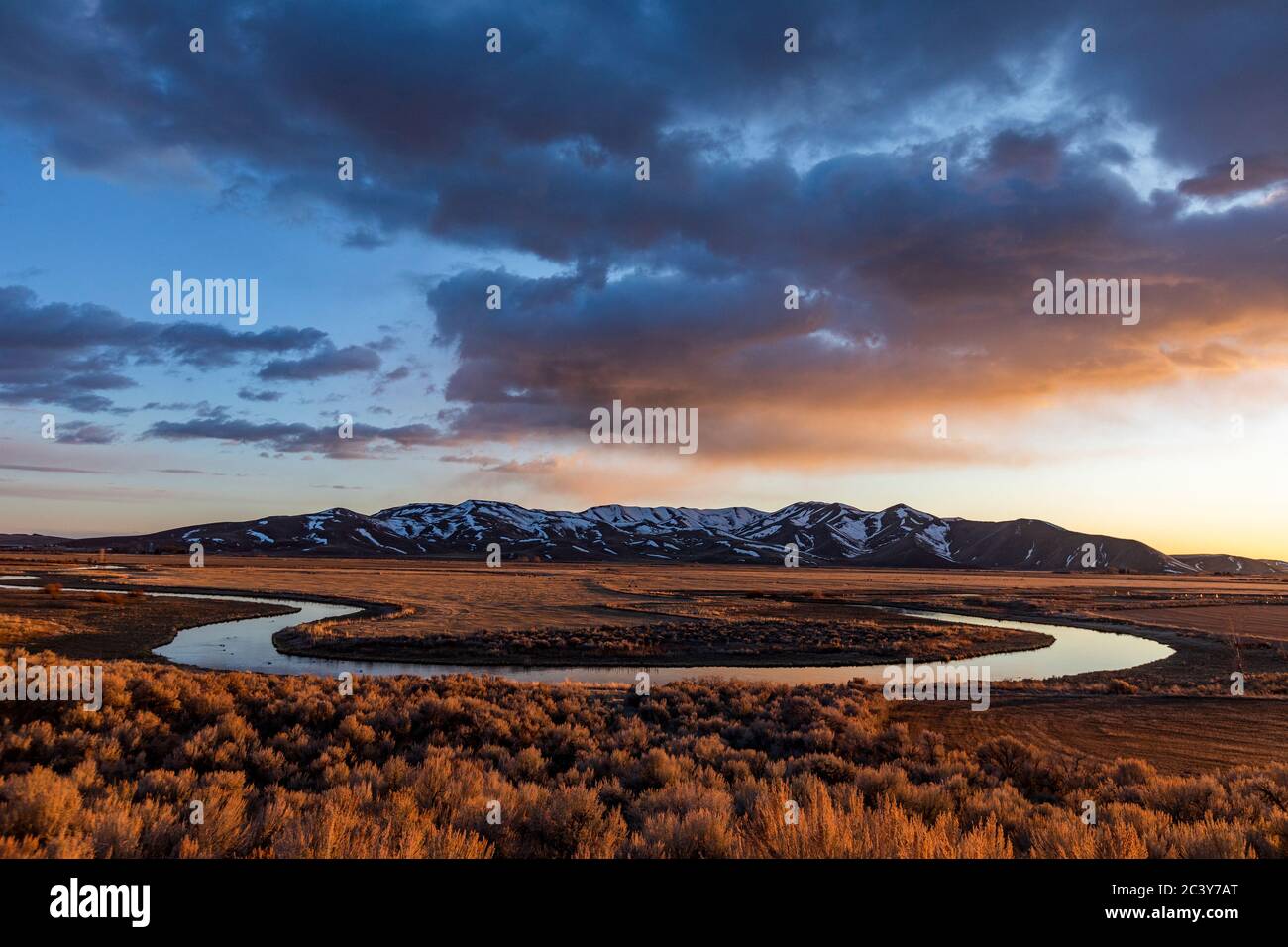 USA, Idaho, Picabo, Sonnenuntergang über Ebene und Bergkette Stockfoto