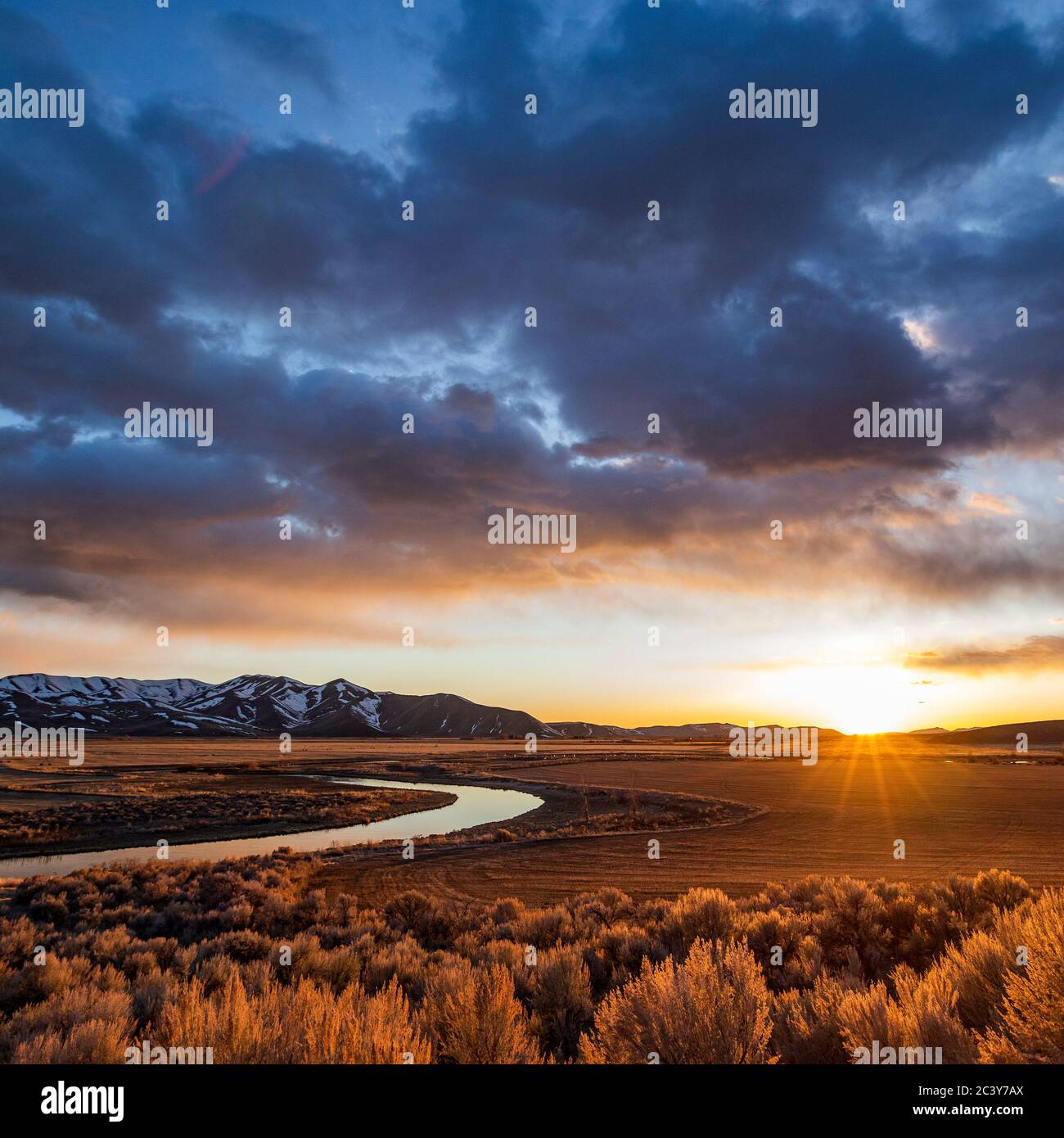 USA, Idaho, Picabo, Sonnenuntergang über Ebene und Bergkette Stockfoto