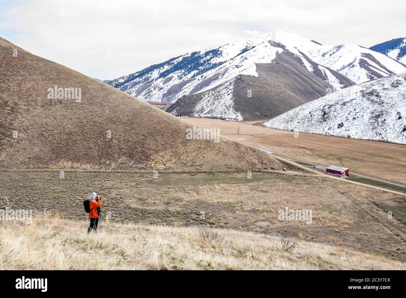 USA, Idaho, Bellevue, Senior woman hiking in Mountains Stockfoto