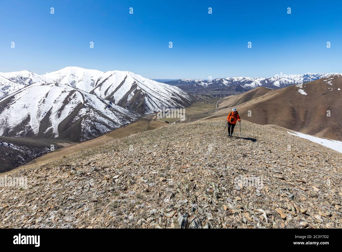 USA, Idaho, Bellevue, Senior woman hiking in Mountains Stockfoto