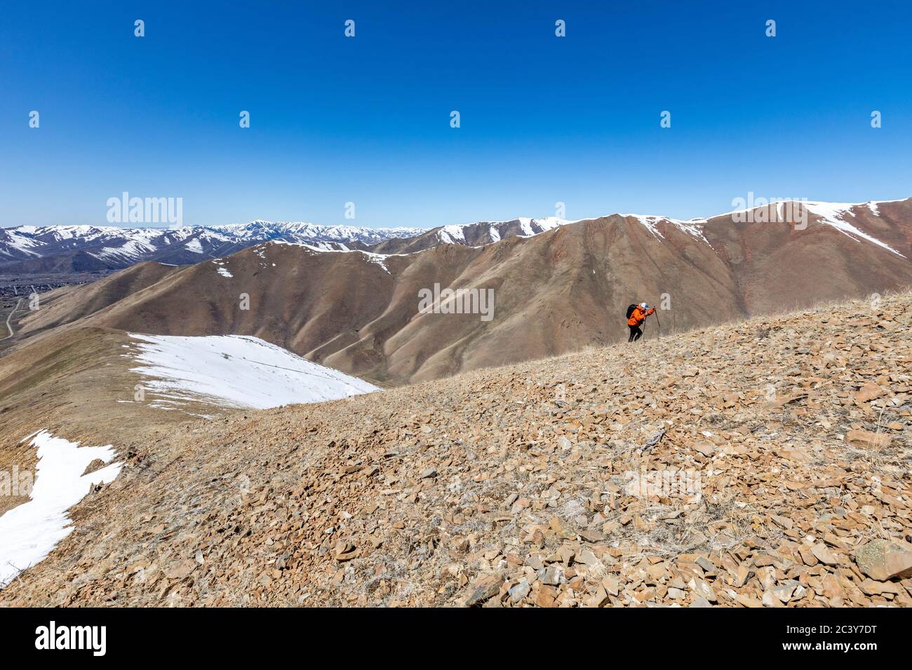 USA, Idaho, Bellevue, Senior woman hiking in Mountains Stockfoto