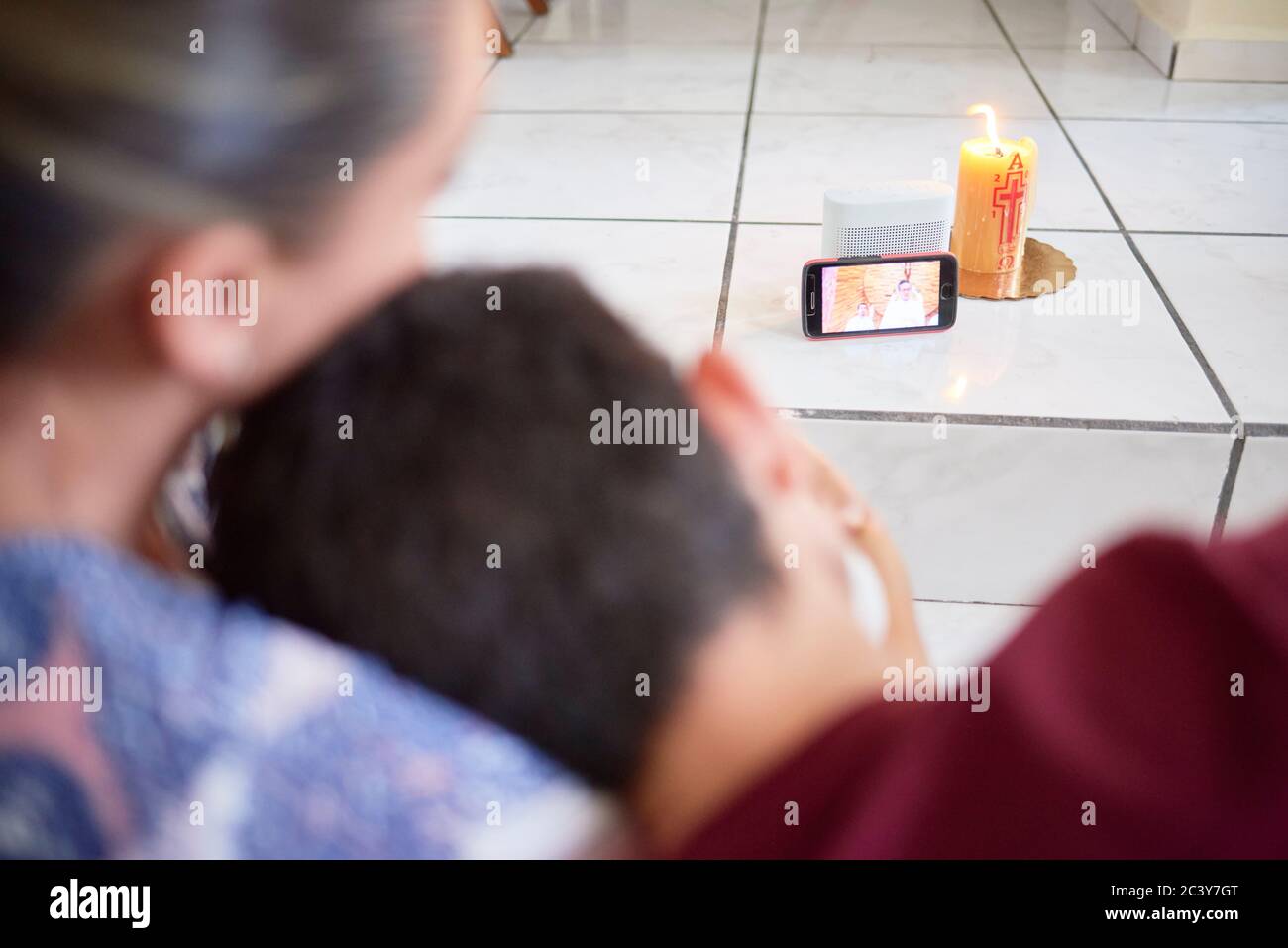 Familie, die die Messe auf dem Handy besucht Stockfoto