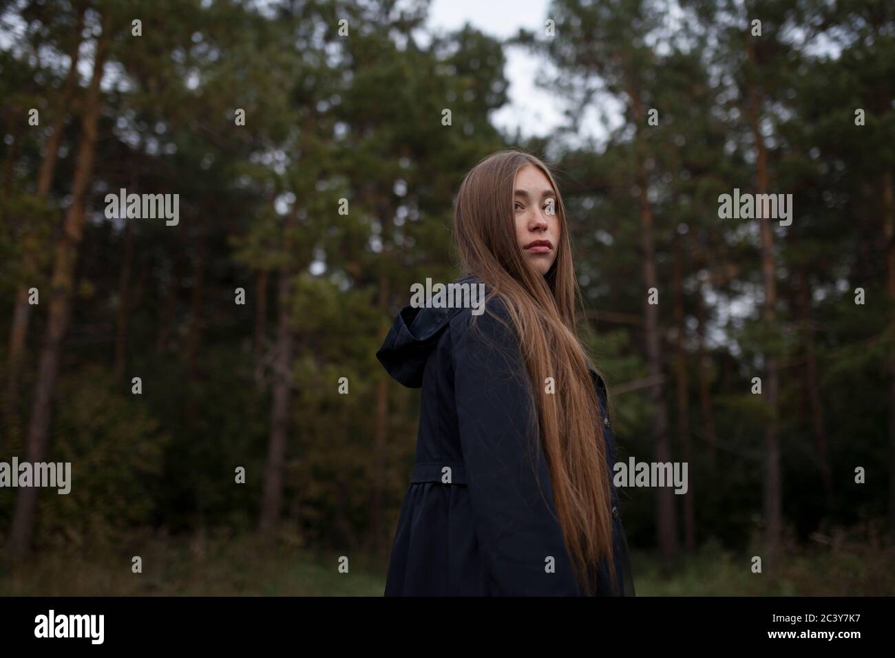 Russland, Omsk, Porträt einer jungen Frau im Wald Stockfoto