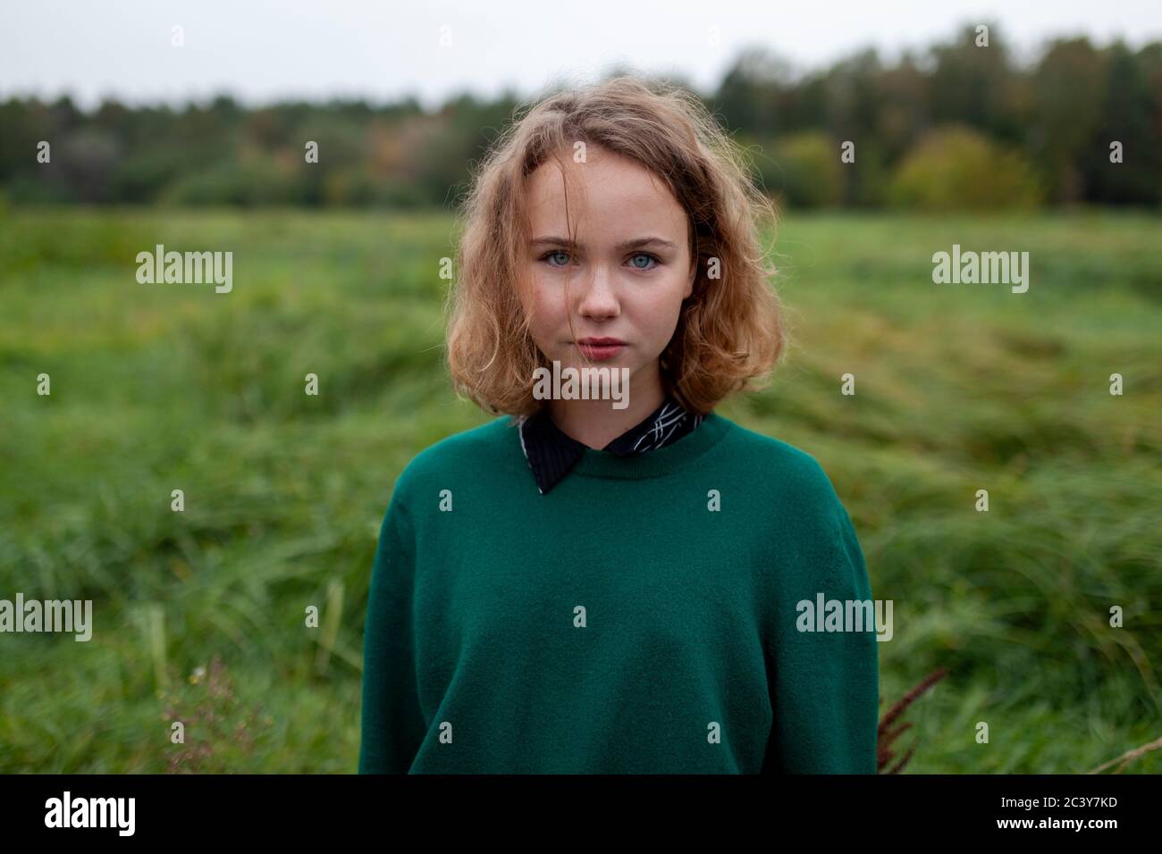 Russland, Omsk, Porträt von Teenager-Mädchen auf der Wiese Stockfoto
