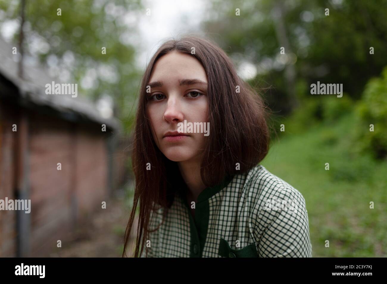 Russland, Omsk, Porträt einer jungen Frau mit braunen Haaren Stockfoto