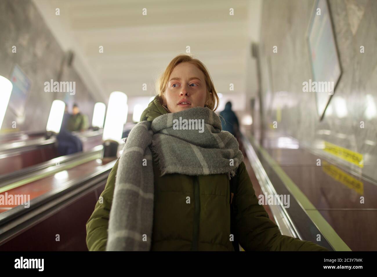 Russland, Nowosibirsk, Junge Frau auf Rolltreppe stehend Stockfoto