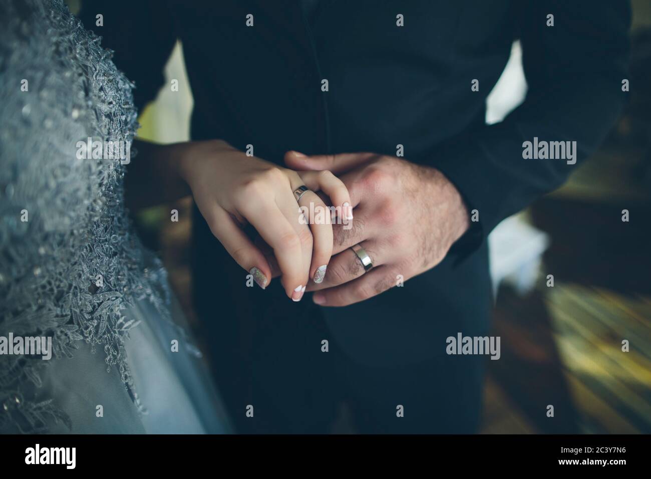 Nahaufnahme der Hände von Braut und Bräutigam tragen Hochzeit Klingeln Stockfoto
