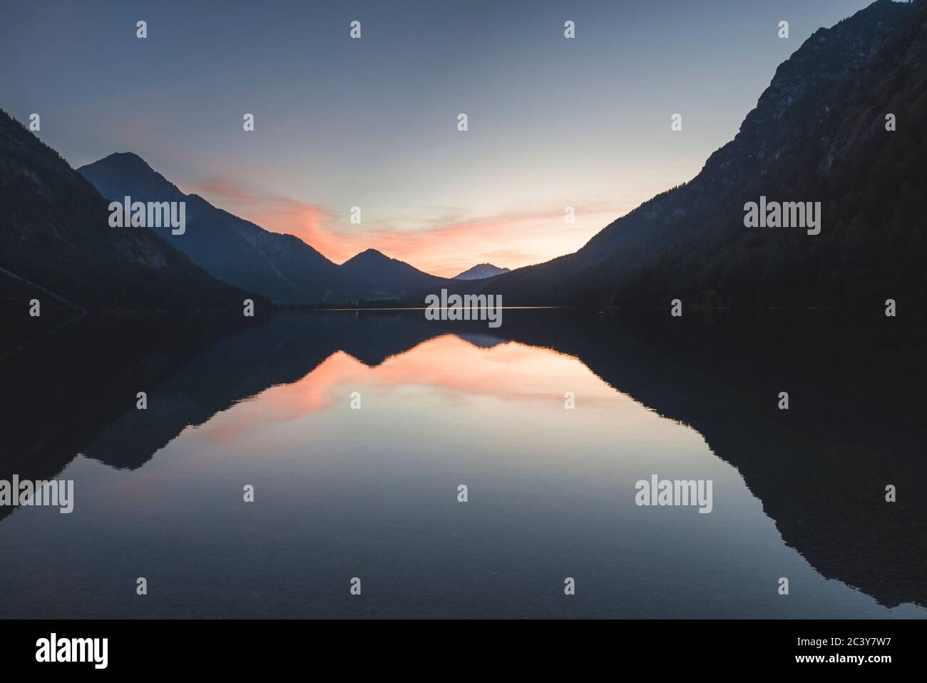 Österreich, Plansee, Heiterwanger See in österreichischen Alpen bei Sonnenaufgang Stockfoto
