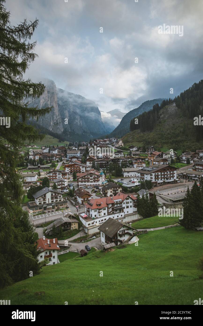 Italien, St. Ulrich, Panoramalicht auf das Dorf in den Dolomiten Stockfoto