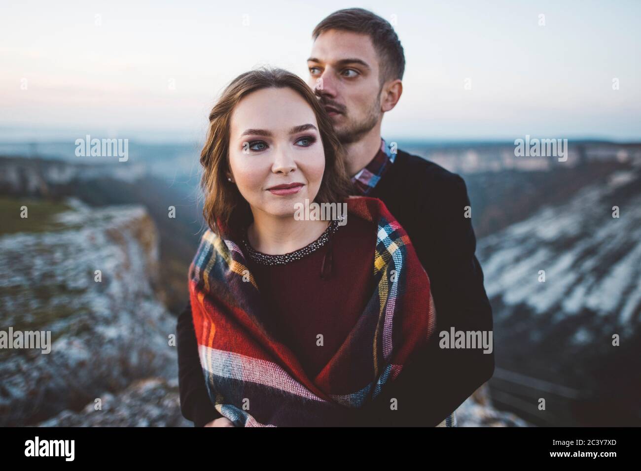 Ukraine, Krim, Junges Paar umarmt in der Nähe von Canyon Stockfoto