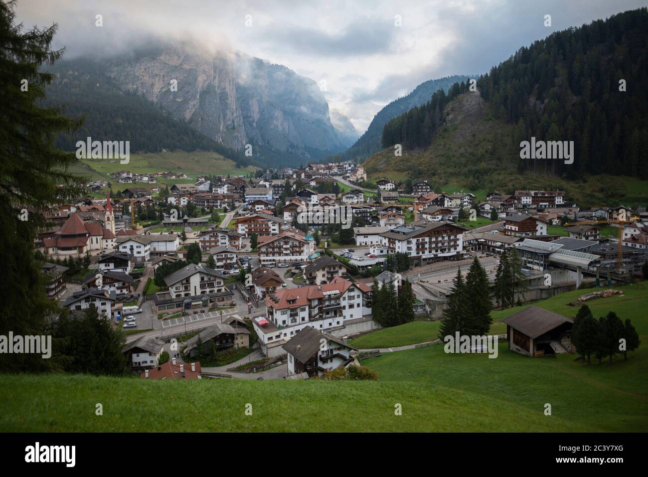 Italien, St. Ulrich, Panoramalicht auf das Dorf in den Dolomiten Stockfoto