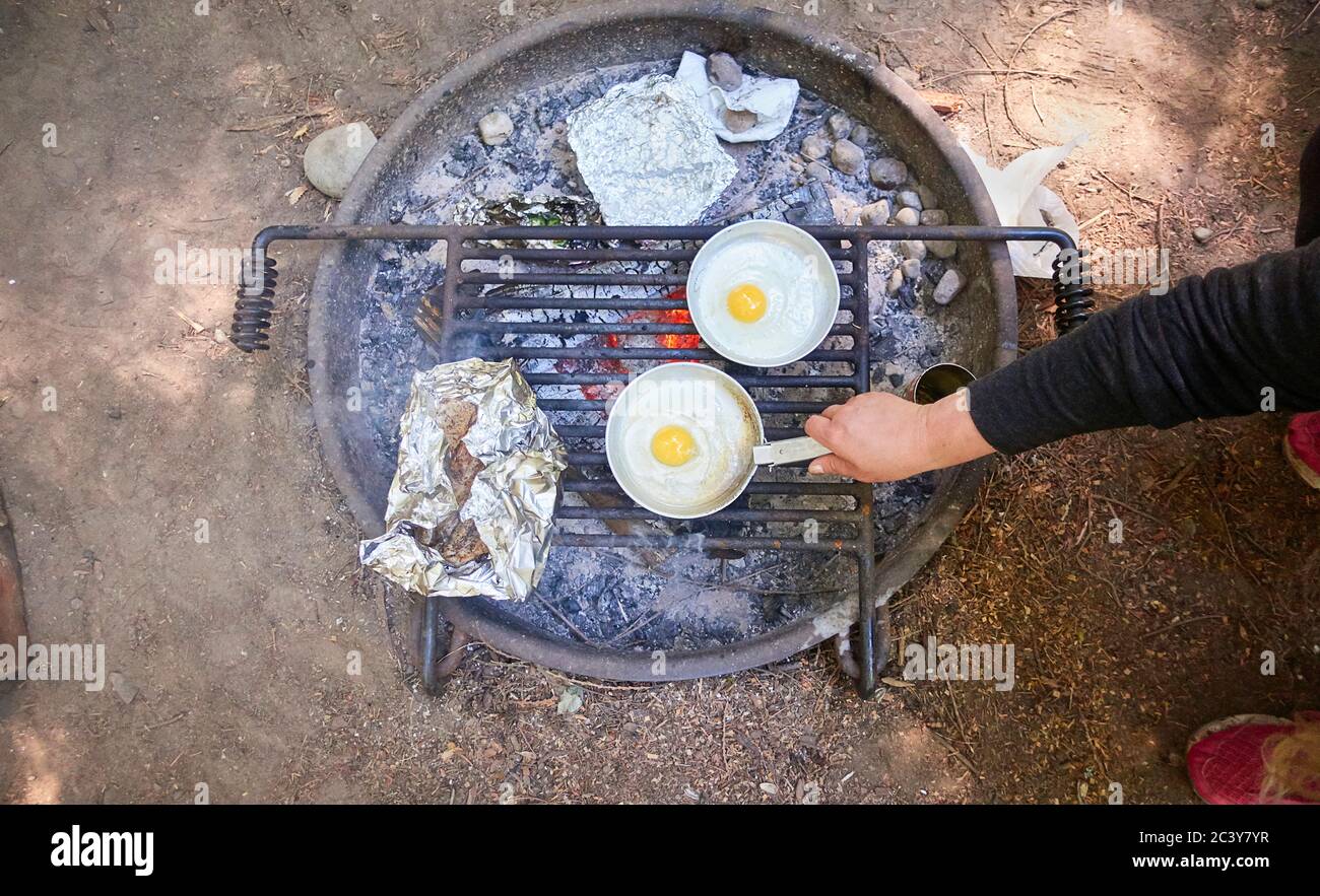 Frühstück auf dem Campingplatz vorbereiten Stockfoto