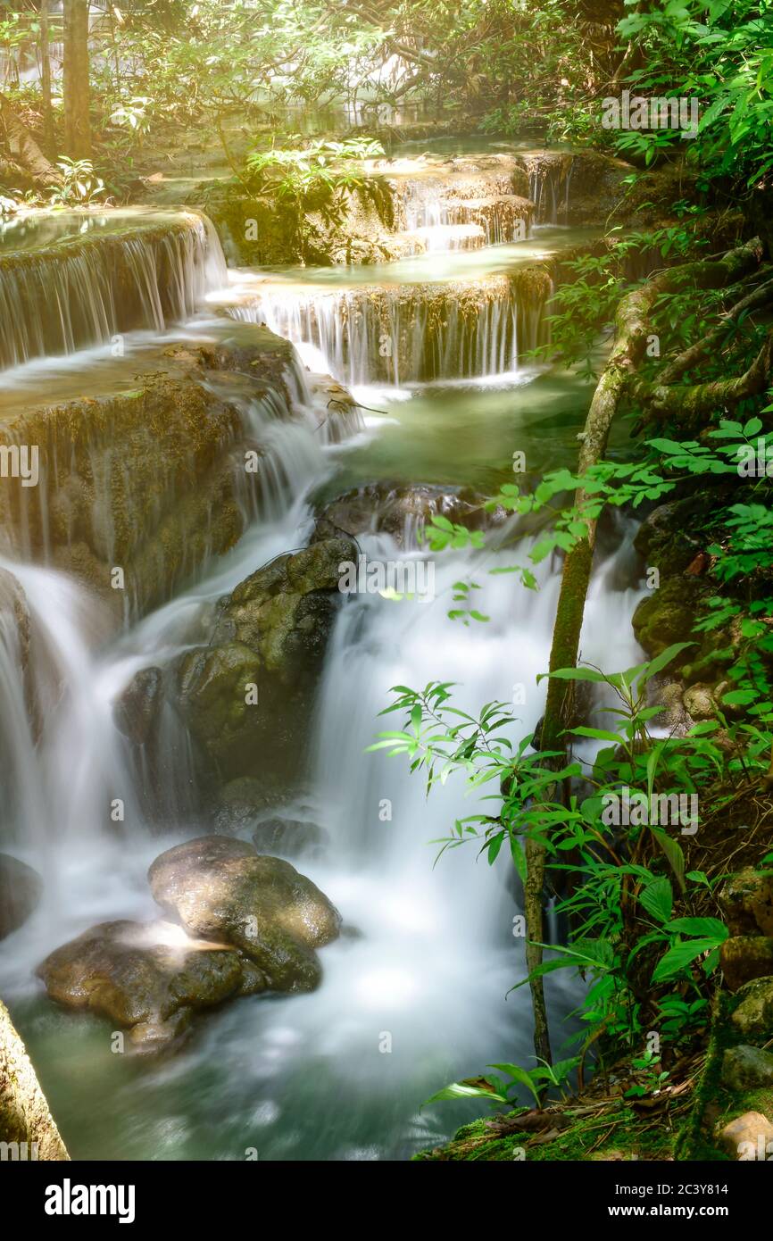Landschaftlich schöne Wasserfall und grüne Blätter für erfrischende und entspannende Hintergrund der Huaymaekamin Wasserfall in Kanchanaburi, Thailand. Stockfoto