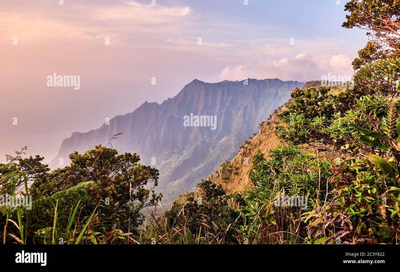 USA, Hawaii, Kauai, Na Pali, Landschaft mit Na Pali Bergen Stockfoto