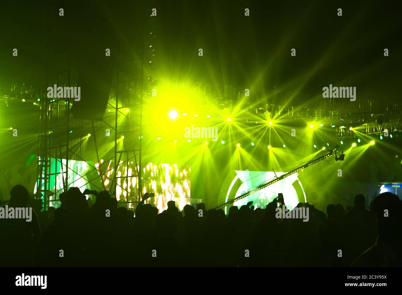 Silhouette Zuschauer Menge Menschen stehen bei Konzert Performance Pop Rock Musik Leben Veranstaltung Preisverleihung vor grünen Farbe Bühne Licht und enjoyin Stockfoto