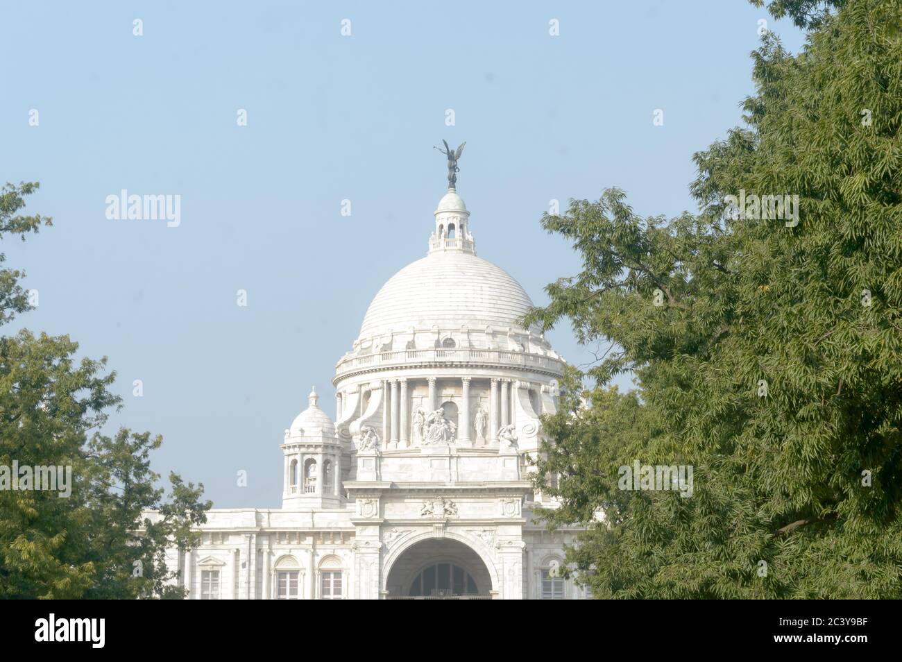Obere zentrale Kuppel des Victoria Memorial, königliches Wappen, aus weißem Makrana-Marmor gebaut. Eine nostalgische königliche Pracht, Kunst Museum Zentrum und Reise de Stockfoto