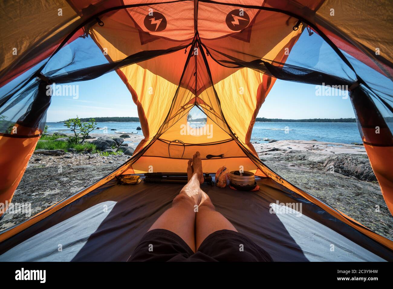 Kajakfahren und Camping auf dem Schärengarten von Kirkkonummi, Finnland Stockfoto