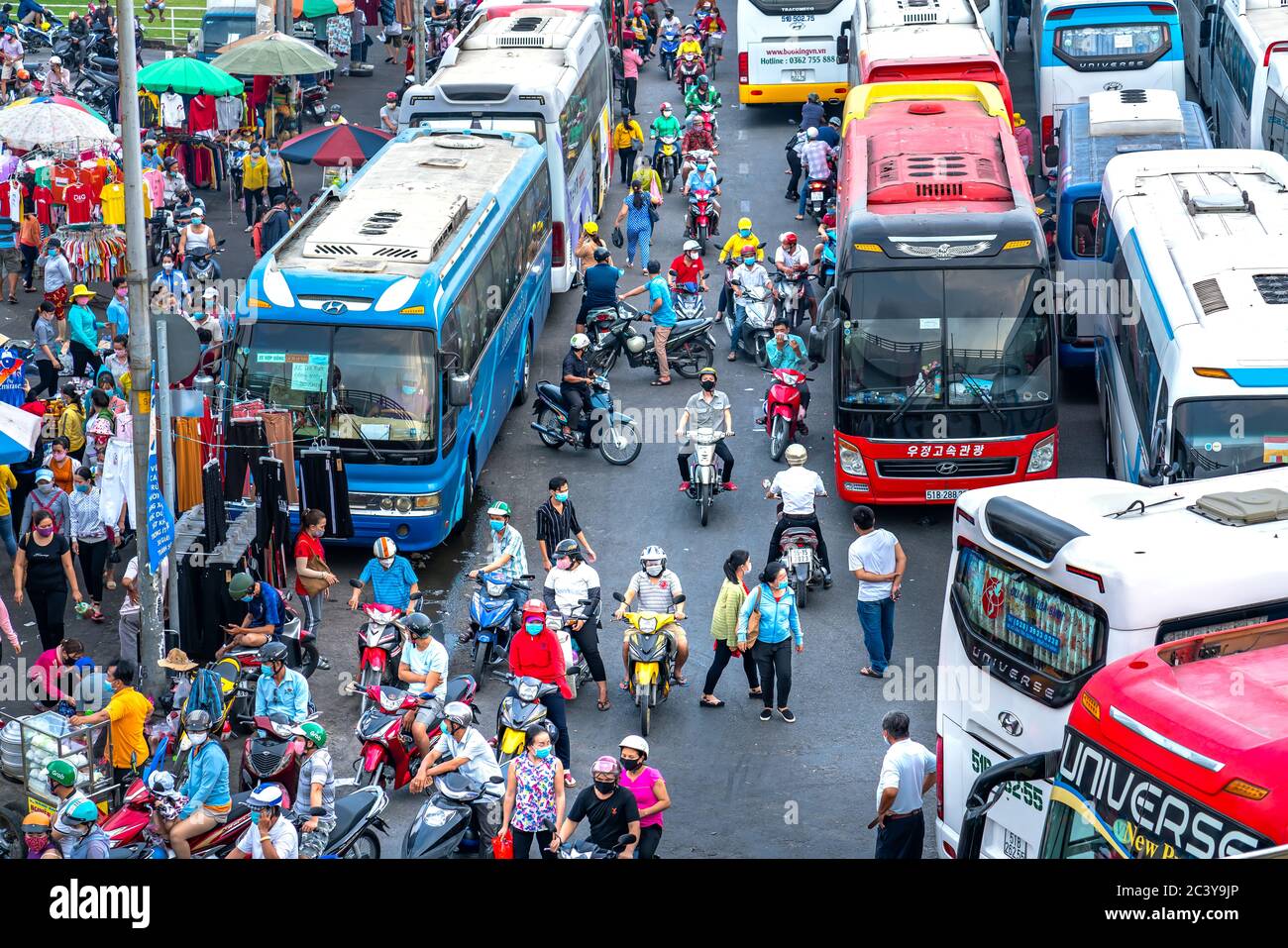 Geschäftige Verkehrshektik Stunden mit Tausenden von Arbeitern zu Fuß aus Hafenunternehmen nach einem Tag harte Arbeit verdienen einen Lebensunterhalt in Ho Chi Minh City, Vietnam Stockfoto